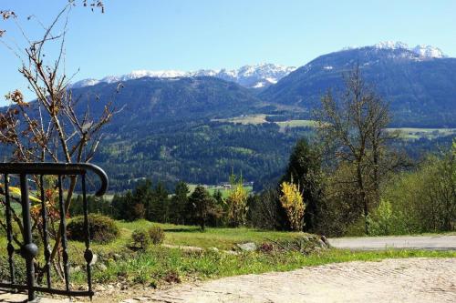 Holzblockhaus auf zwei Etagen mit Whirlbadewanne und Kaminofen