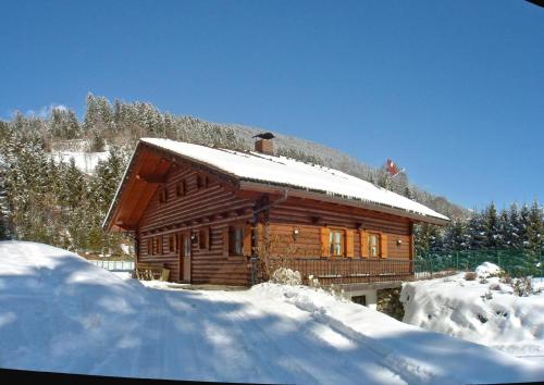 Holzblockhaus auf zwei Etagen mit Whirlbadewanne und Kaminofen