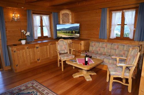 Holzblockhaus auf zwei Etagen mit Whirlbadewanne und Kaminofen