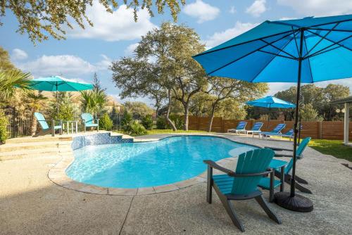 Remodeled with New Mattresses and Private Pool in Dripping Springs, USA