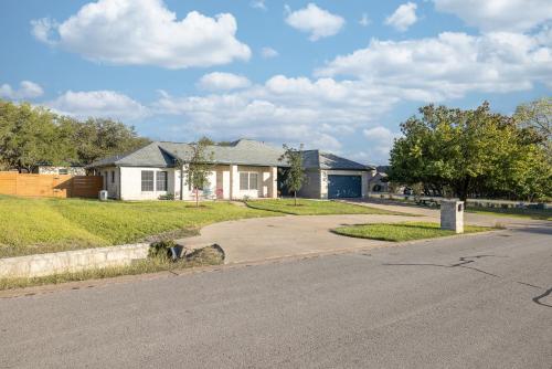 Remodeled with New Mattresses and Private Pool in Dripping Springs, USA