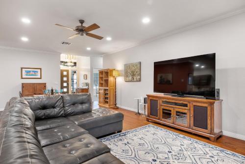 Remodeled with New Mattresses and Private Pool in Dripping Springs, USA