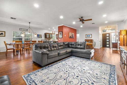 Remodeled with New Mattresses and Private Pool in Dripping Springs, USA