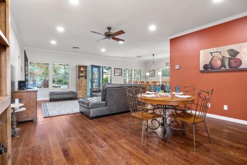 Remodeled with New Mattresses and Private Pool in Dripping Springs, USA