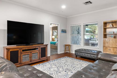 Remodeled with New Mattresses and Private Pool in Dripping Springs, USA