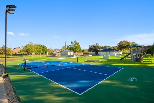 All new Furnishings and Appliances, Pool, Hot Tub, Backyard Activities, Pickleball Court in Dripping Springs, USA