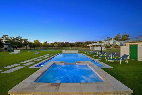 All new Furnishings and Appliances, Pool, Hot Tub, Backyard Activities, Pickleball Court in Dripping Springs, USA