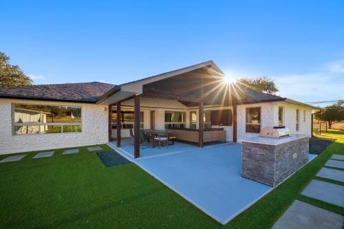 All new Furnishings and Appliances, Pool, Hot Tub, Backyard Activities, Pickleball Court in Dripping Springs, USA
