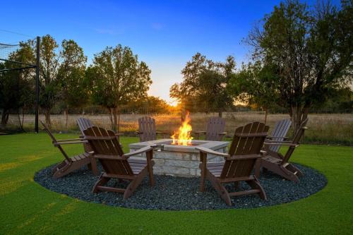 All new Furnishings and Appliances, Pool, Hot Tub, Backyard Activities, Pickleball Court in Dripping Springs, USA