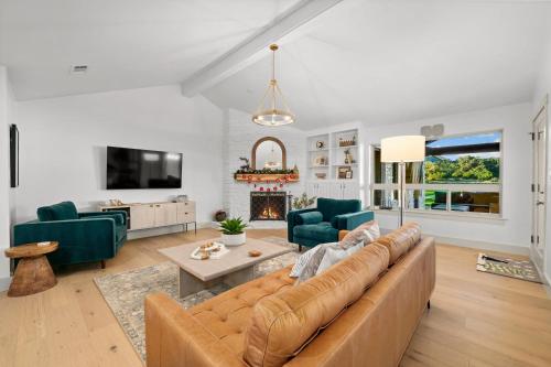 All new Furnishings and Appliances, Pool, Hot Tub, Backyard Activities, Pickleball Court in Dripping Springs, USA