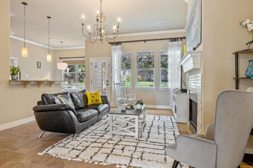 Elegant Home w Beautiful Yard & 2 Master Suites Near Deer Creek in Bee Cave, USA