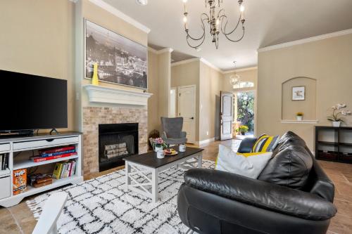 Elegant Home w Beautiful Yard & 2 Master Suites Near Deer Creek in Bee Cave, USA