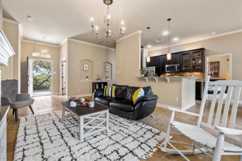 Elegant Home w Beautiful Yard & 2 Master Suites Near Deer Creek in Bee Cave, USA