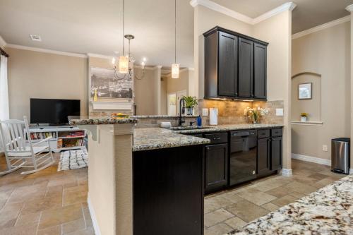 Elegant Home w Beautiful Yard & 2 Master Suites Near Deer Creek in Bee Cave, USA
