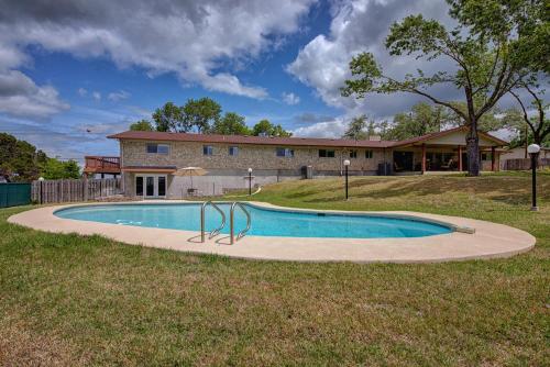 Perfect for Large Groups, Private Pool and Yard in Austin, USA