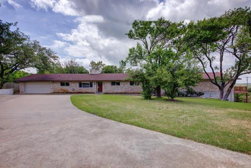 Perfect for Large Groups, Private Pool and Yard in Austin, USA
