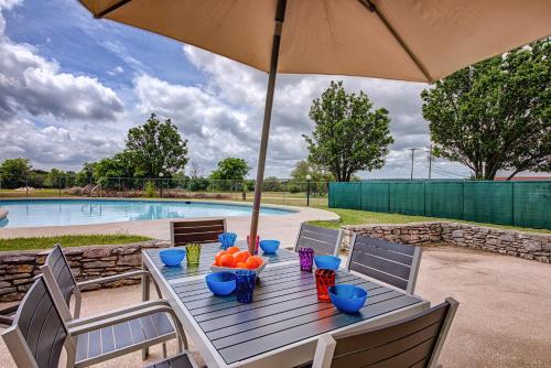 Perfect for Large Groups, Private Pool and Yard in Austin, USA