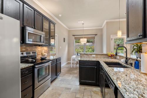 Elegant Home w Beautiful Yard & 2 Master Suites Near Deer Creek in Bee Cave, USA