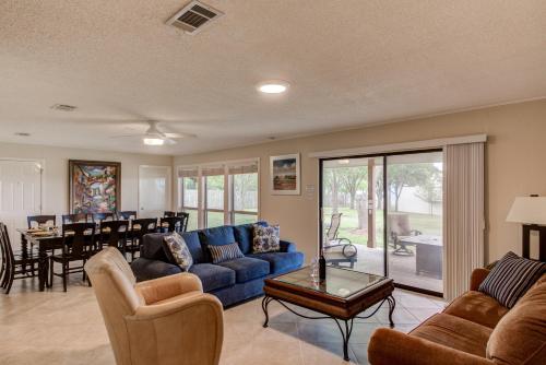 Perfect for Large Groups, Private Pool and Yard in Austin, USA