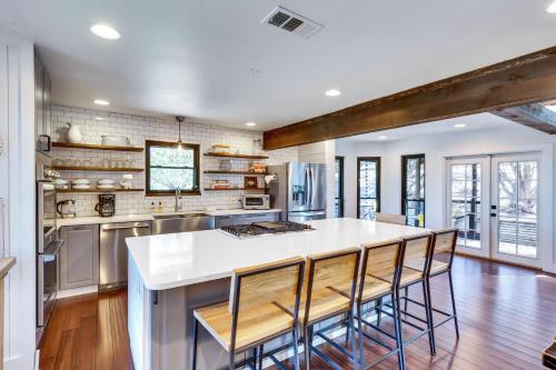 Your Own Ponderosa Near Downtown Dripping Springs in Dripping Springs, USA