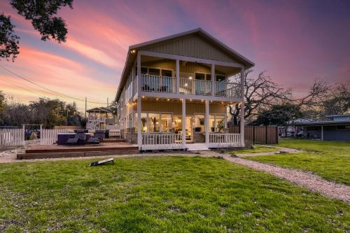 Lake Front, Access to Boat Ramp, Main House, Apartment and Studio on One Property! in Austin, USA