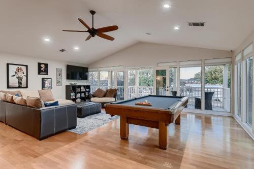 Lake Front, Access to Boat Ramp, Main House, Apartment and Studio on One Property! in Austin, USA