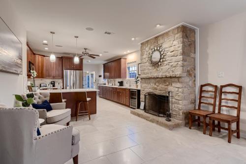 Lake Front, Access to Boat Ramp, Main House, Apartment and Studio on One Property! in Austin, USA