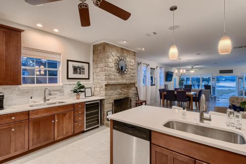 Lake Front, Access to Boat Ramp, Main House, Apartment and Studio on One Property! in Austin, USA