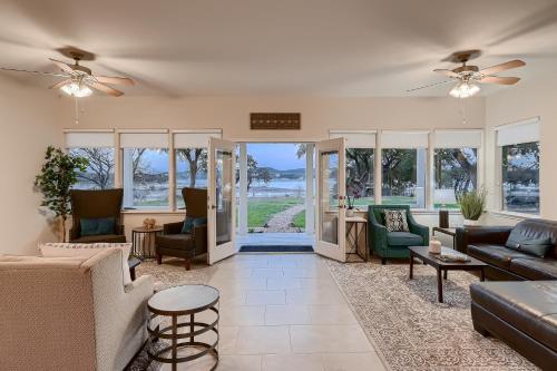Lake Front, Access to Boat Ramp, Main House, Apartment and Studio on One Property! in Austin, USA