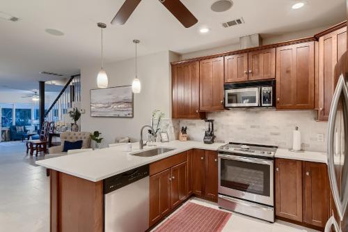 Lake Front, Access to Boat Ramp, Main House, Apartment and Studio on One Property! in Austin, USA