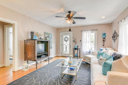 Quaint Galveston Bungalow Half Mile to the Beach! - image 10