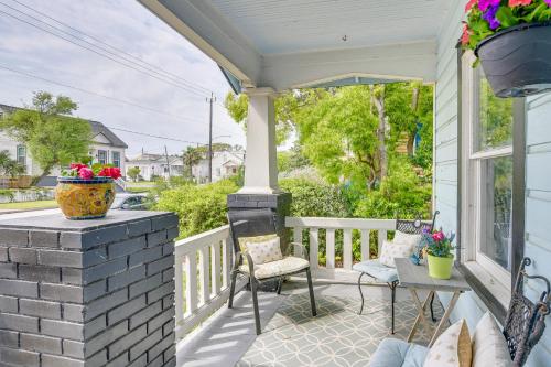 Pet-Friendly Galveston Bungalow, half Mi to Beach! in Galveston, USA