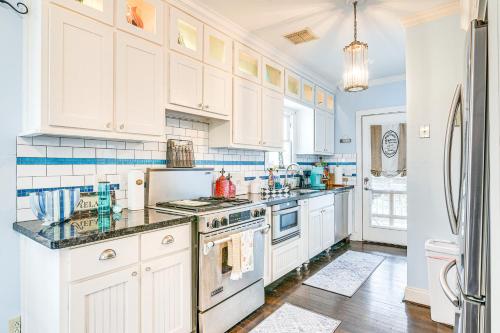 Quaint Galveston Bungalow Half Mile to the Beach! - image 14