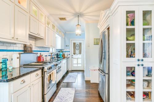 Quaint Galveston Bungalow Half Mile to the Beach! - image 12
