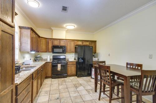 Homey Greenwood Getaway w/ Patio & Backyard in 布拉斯顿(MS)