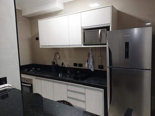 Ubatuaba-Praia Grande(Area Nobre), 100 mts da praia, 2 ar, internet, elevador, vaga coberta, piscina in Praia Grande