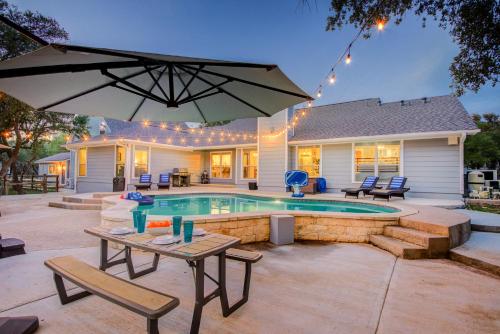 Dripping Springs Fully Renovated Luxury Retreat with Pool in Mount Gainor, USA