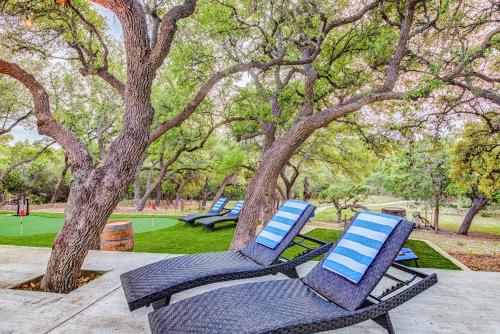Dripping Springs Fully Renovated Luxury Retreat with Pool in Mount Gainor, USA