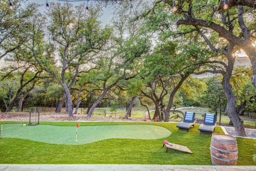 Dripping Springs Fully Renovated Luxury Retreat with Pool in Mount Gainor, USA