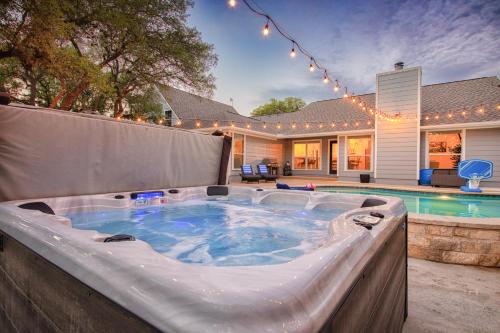 Dripping Springs Fully Renovated Luxury Retreat with Pool in Mount Gainor, USA
