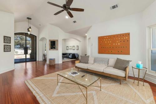 Hill Country Norwood Estate in Dripping Springs, USA