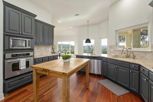 Hill Country Norwood Estate in Dripping Springs, USA