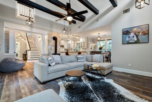 Completely Renovated, Private Pool, Hot Tub, Game Room and Outside Activities in Mount Gainor, USA
