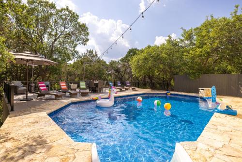 Completely Renovated, Private Pool, Hot Tub, Game Room and Outside Activities in Mount Gainor, USA