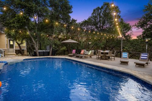 Completely Renovated, Private Pool, Hot Tub, Game Room and Outside Activities in Mount Gainor, USA