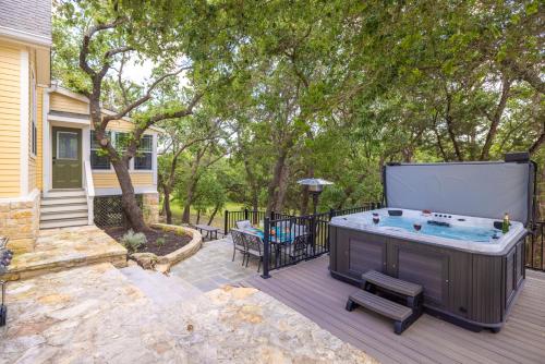 Completely Renovated, Private Pool, Hot Tub, Game Room and Outside Activities in Mount Gainor, USA