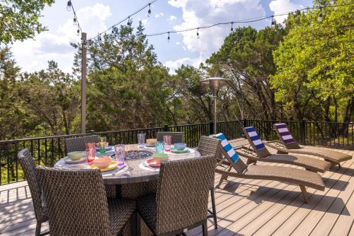 Completely Renovated, Private Pool, Hot Tub, Game Room and Outside Activities in Mount Gainor, USA