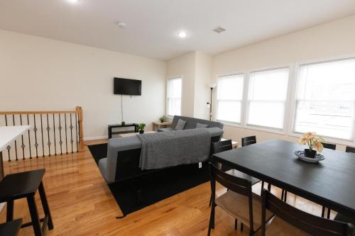 Vibrant and Modern 3-Bed Apt mins to NYC in Jersey City, USA