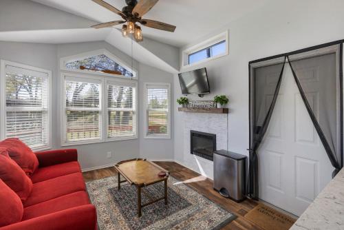 Sweet Dove Cottage has Walking Trails with Fishing Pond fun place to stay and play in Emory (TX)