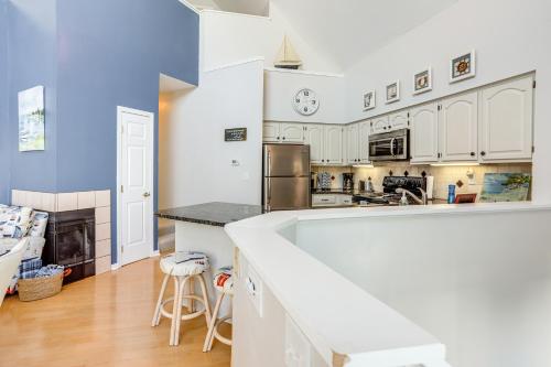 Welcoming Port Clinton Home with Private Deck! in Port Clinton, USA